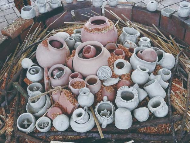 進入柴燒階段時，作品會依照大小放置適當位置。（瑪斯斯格提供）