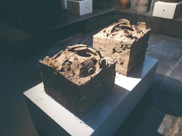 膨風效應二——文化解離後的虛實表象，將打破陶壺埋進土塊裡，有考古現場的既視感。（瑪斯斯格提供）