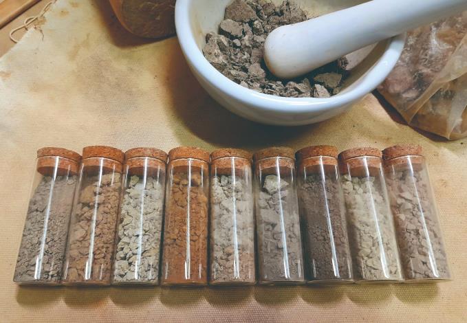 瑪斯斯格親自採集各傳統領域的黏土，製作前需仔細測試黏性與塑性。（瑪斯斯格提供）