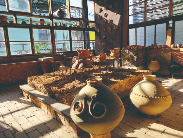 瑪斯斯格工作室位在屏東縣三地門鄉地磨兒「排灣族語Timur」部落，充滿陶壺作品。正中間一對雌雄百步蛇圖紋，寓意——守護。（瑪斯斯格提供）