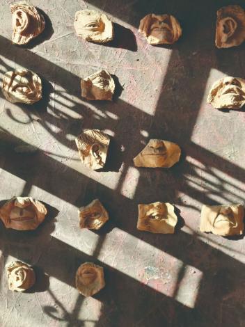 作品「權謀算計」反映社會的爾虞我詐也重整在部落文化之間。對「有錢有權成為最大的話語權」提出揶揄。（瑪斯斯格提供）