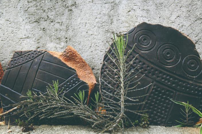 取名「對話及信物」作品參加澳洲昆士蘭第十屆亞太當代藝術三年展天與地之間國際展，每塊陶塊上都有排灣族的美麗圖紋，將陶片放大數十倍以裝置藝術呈現，致敬澳洲當地神聖的巨石像烏魯魯。（楊為仁攝）