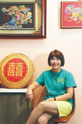 林婕瑀從父親林玉泉手中接下家業，在傳承與創新上不斷努力。（楊為仁攝）