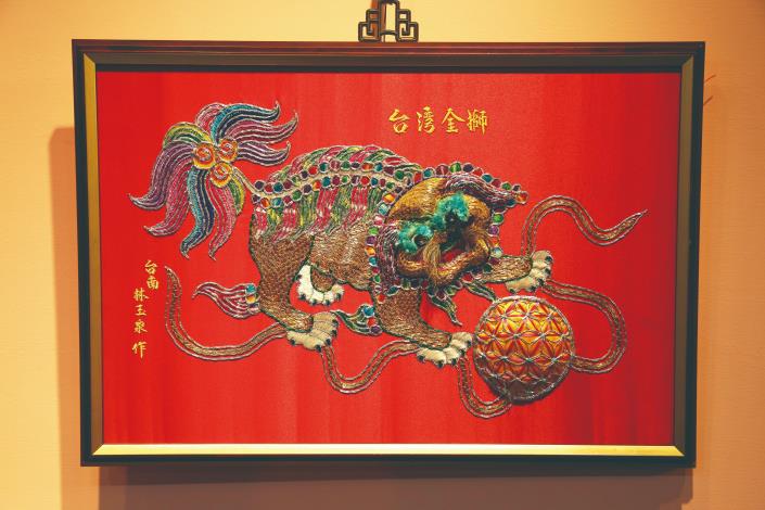 立體繡是傳統刺繡的特色，特別的技法讓繡品更加生動。圖為已故大師林玉泉作品。（楊為仁攝）