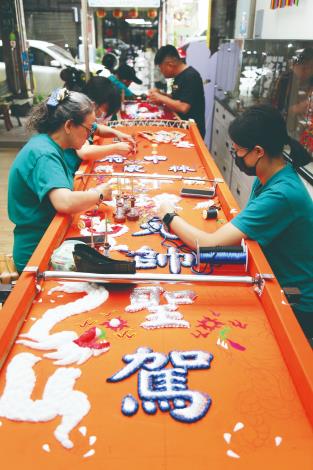 在府城光彩繡莊有一群刺繡手，刺繡不能貪快，掌握每一針每一線方能成就完美作品。（楊為仁攝）