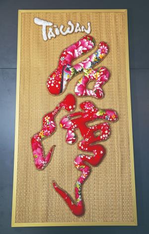 結合臺灣花布與傳統刺繡完成的繡品，展現臺灣人的光榮感。（楊為仁攝）