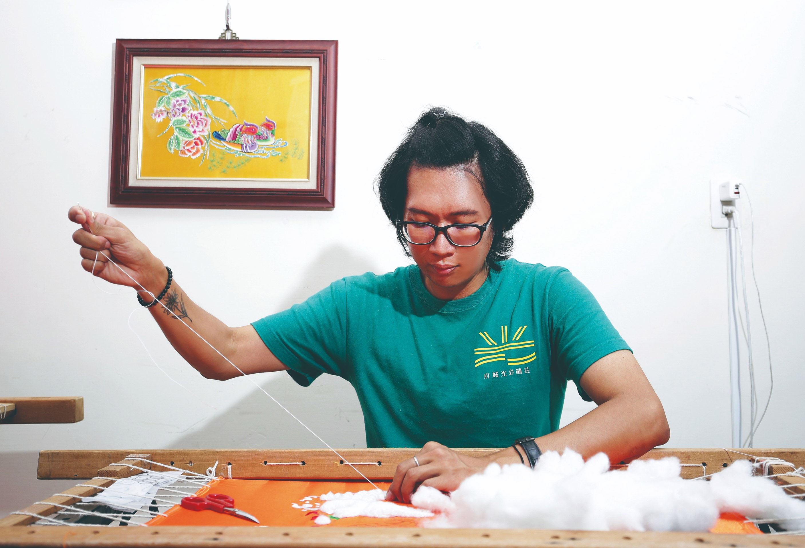 傳統刺繡的他與她 從不專屬女性的府城光彩工藝
