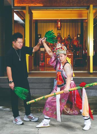 所謂臺上一分鐘，臺下十年功，為了能有完美演出，八家將成員必須接受嚴格的訓練，方宗寅除要求團員不管有沒有舞蹈基礎，都要紮穩基本功外，表演前每個身段架勢更需不斷細調修正，展現不同傳統藝陣的藝術性。（楊為仁攝）