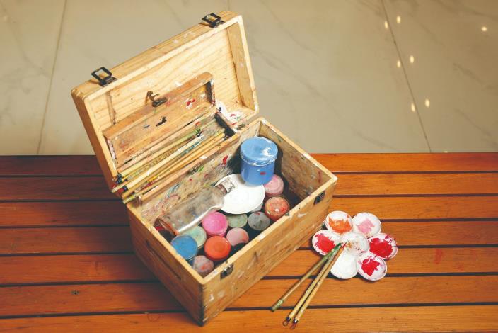 畫八家將使用油性顏料，塗畫效果更佳。（楊為仁攝）