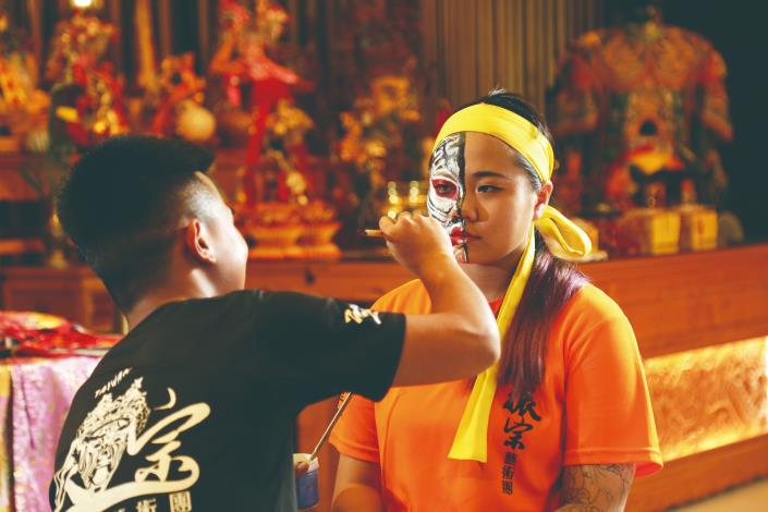 因應每張臉型及膚色不同，面師畫臉時需隨時調整線條與色彩。（楊為仁攝）