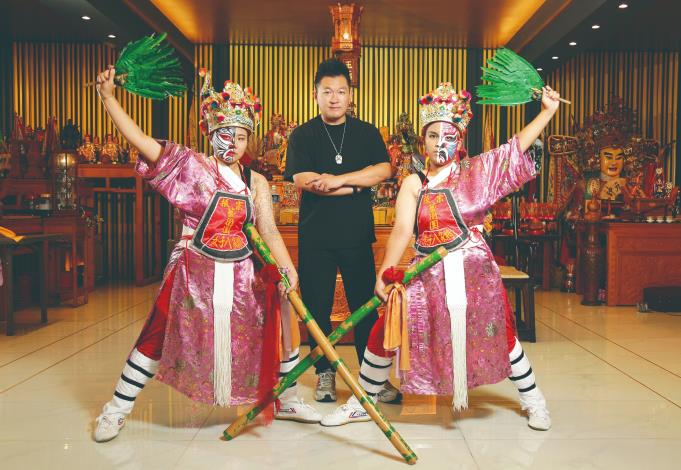 振宗藝術團團長方宗寅帶領年輕女力，提升臺灣八家將藝陣之美。（楊為仁攝）