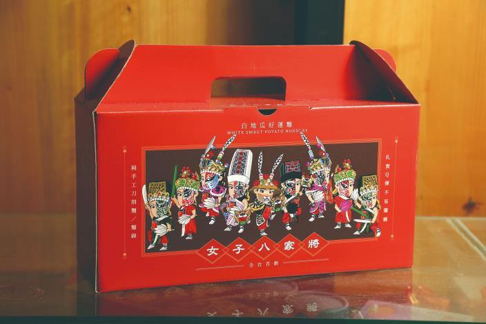 打出名號之後，方宗寅推出相關周邊商品，與民眾有更多元的互動。（楊為仁攝）