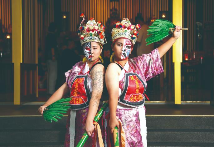 「開半臉」是女子八家將特色。楊雅雯（左）分配到的「柳爺」（柳將軍）是八家將中唯一臉譜不對稱的將爺，通常以黑色為主，呈現大小眼、歪裂嘴特徵，象徵「以暴制暴」特性；潘雅菁（右）則詮釋開「紅黑陰陽面」、俗稱陰陽仔的「甘將軍」。她們以剛柔並濟的表演呈現，讓八家將紅到國際。（楊為仁攝）