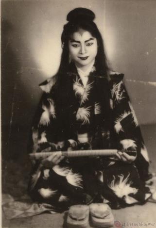 呂美鳳二十歲時於《父子干戈》飾演楊春風之英姿；此劇與《金銀天狗》同為其在拱樂社時期的代表作。劇照裡母親一襲颯爽和服亦成為呂瓊珷導演重塑經典、構建視覺美學的重要泉源 。（呂瓊珷提供）