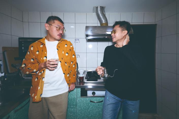 在創作間隙，張剛華與黃鼎云常以手沖咖啡自饗。如同咖啡師在繁複工序中萃取精華，他們也在時間的流動中，耐心醞釀出一段段動人的舞台畫面。（徐榕志攝）