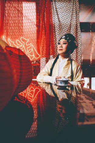 為使戲曲拼盤具有多元意象呈現，「絕愛」之二由李靜芳歌仔戲團出演《魂斷長城孟姜女》，導演取自典故裡的「哭倒長城」傳說，以水為元素、將案桌上的「茶」化作「淚流成河」，轉化為舞臺上的流動感。（58kg攝／明日和合製作所提供）