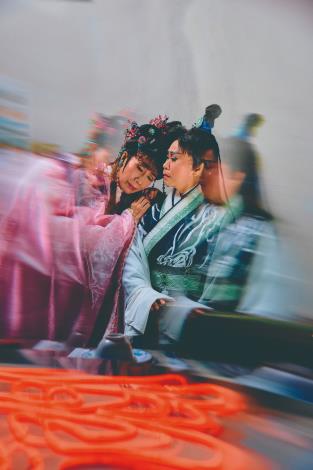 擔任另一盤「無雙」的民權歌團演繹戲曲舞臺上傳唱千年、痛人揪心的經典《梁祝蝴蝶夢》，導演選以黃土為發想元素，象徵墳塚與最終的化蝶，回歸大地的意象。（58kg攝／明日和合製作所提供）