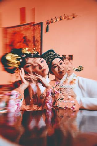 調製戲曲拼盤「絕愛」的江之翠劇場以愛情為食材，端出南管戲《鄭元和與李亞仙》，黃鼎云以妓館的紙醉金迷為發想，以火為元素，運用燭光搖影交織出南管戲幽微、靜謐的精緻氛圍。（58kg攝／明日和合製作所提供）