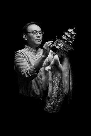 光興閣掌中劇團團長林宏憲，將傳統的金光布袋戲結合現代劇場技術。（黃僑偉提供）