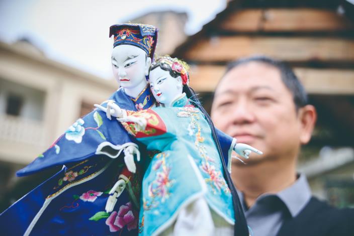 總導演黃僑偉不站在臺前，而在《偶戲廟口新樂園》之中來去自如。（張智傑攝）