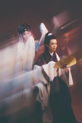 2026戲曲夢工場｜窮劇場《紅梅虎度》，以香港著名劇作家唐滌生《再世紅梅記》為藍本，以粵劇和歌仔戲對位，共譜一段借屍還魂的民間軼事。（林育全攝／國立傳統藝術中心提供）