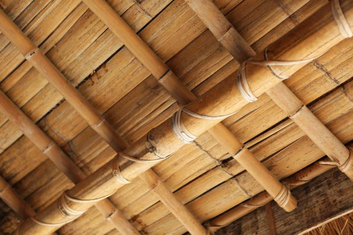竹籠茨的樑用籐索捆綁。