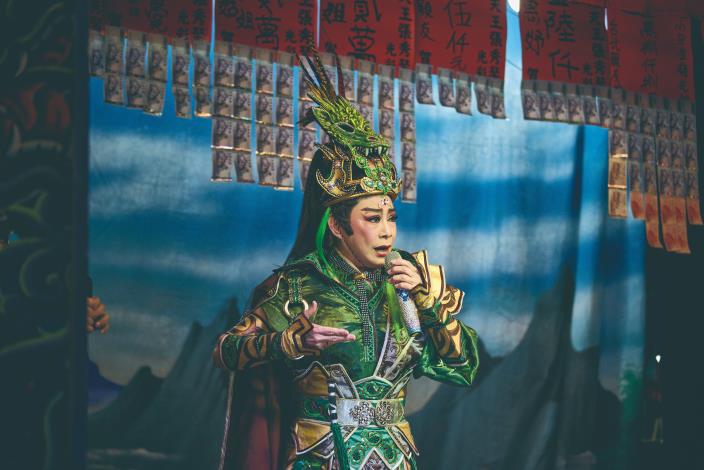 秀琴歌劇團在外臺演出時，舞臺後方時常可見滿滿的賞金紅紙，團長張秀琴每每登臺演出更是風靡全場。（張智傑攝）