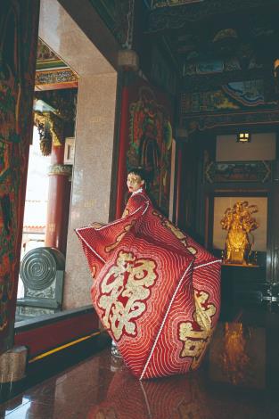 周裕穎非常喜歡在南鯤鯓代天府拍攝的這一系列照片，模特兒彷彿受到神明降駕般呈現靜謐且莊嚴的感覺，地板鏡射的倒影、暗角仍能看得出因香火鼎盛的而燻黑的廟宇特色裝潢，透過照片獲得安定沈澱的力量。（JUST IN XX 提供）