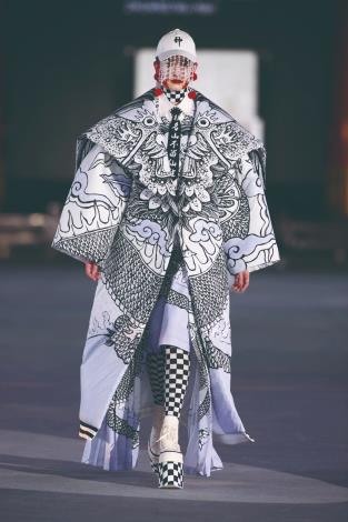 周裕穎非常喜歡在南鯤鯓代天府拍攝的這一系列照片，模特兒彷彿受到神明降駕般呈現靜謐且莊嚴的感覺，地板鏡射的倒影、暗角仍能看得出因香火鼎盛的而燻黑的廟宇特色裝潢，透過照片獲得安定沈澱的力量。（JUST IN XX 提供）