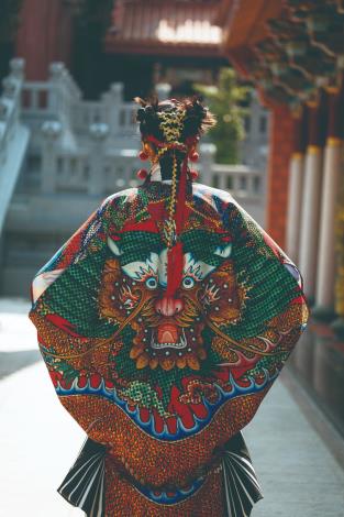 周裕穎非常喜歡在南鯤鯓代天府拍攝的這一系列照片，模特兒彷彿受到神明降駕般呈現靜謐且莊嚴的感覺，地板鏡射的倒影、暗角仍能看得出因香火鼎盛的而燻黑的廟宇特色裝潢，透過照片獲得安定沈澱的力量。（JUST IN XX 提供）