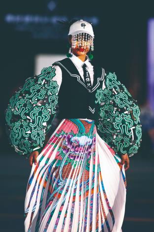 周裕穎非常喜歡在南鯤鯓代天府拍攝的這一系列照片，模特兒彷彿受到神明降駕般呈現靜謐且莊嚴的感覺，地板鏡射的倒影、暗角仍能看得出因香火鼎盛的而燻黑的廟宇特色裝潢，透過照片獲得安定沈澱的力量。（JUST IN XX 提供）