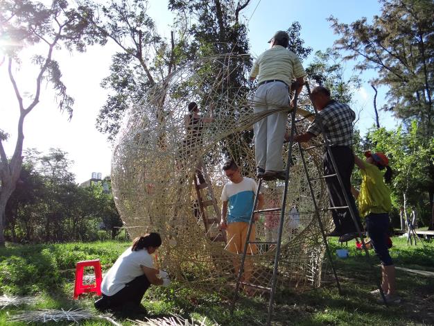 2016《旁邊Beside》，范承宗希望純粹地表達「關係」，由六十位芎林在地居民共同製作，令人驚訝的是，在此之前他們都沒有竹編經驗。（林賜霞攝／范承宗提供）