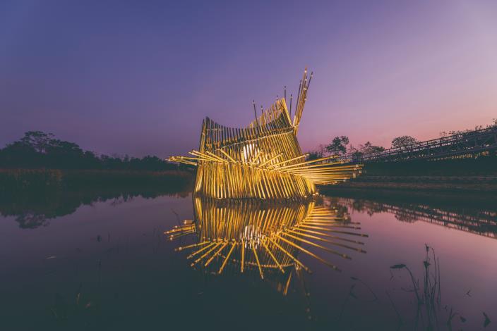 2021《龍宮II南投》竹集結多種海洋生物的特徵，在水面上創造一座儀式感的裝置。（定影影像李尚謙攝／范承宗提供）