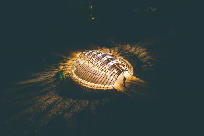 2021《龍宮III金門｜鱟》入夜後如一頭在夜裡甦醒的巨獸，帶領著在地島民們神往海洋故事裡的神秘陸上龍宮。（定影影像李尚謙攝／范承宗提供）