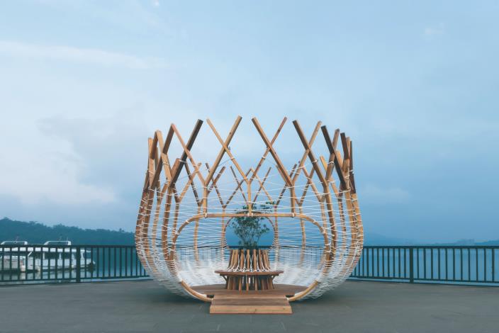 2019《築巢計畫I繡眼畫眉》在日月潭伊達邵碼頭將繡眼畫眉的築巢方式（擇枝、聯繫、草葉、花序、軟墊），以人類的木構與繩編技藝詮釋，為登岸的旅人築起一座小歇片刻的巢。（陳思睿攝／范承宗提供）