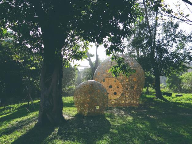 2016《旁邊Beside》，范承宗希望純粹地表達「關係」，由六十位芎林在地居民共同製作，令人驚訝的是，在此之前他們都沒有竹編經驗。（林賜霞攝／范承宗提供）