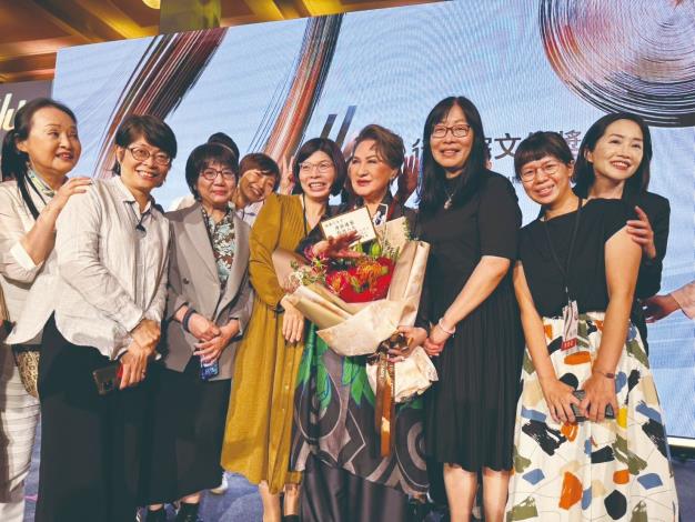 2025年7月10日楊麗花獲頒行政院文化獎，傳記書團隊開心和楊阿姨合影。（施如芳提供）