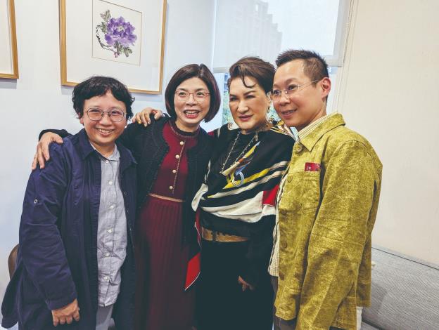 2025年花迷會，楊麗花與崑曲小生楊汗如（右一）在影視聽中心貴賓休息室合影。（施如芳提供）