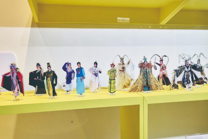 花迷Amy自製楊麗花人形立牌，英姿颯爽。（張智傑攝）