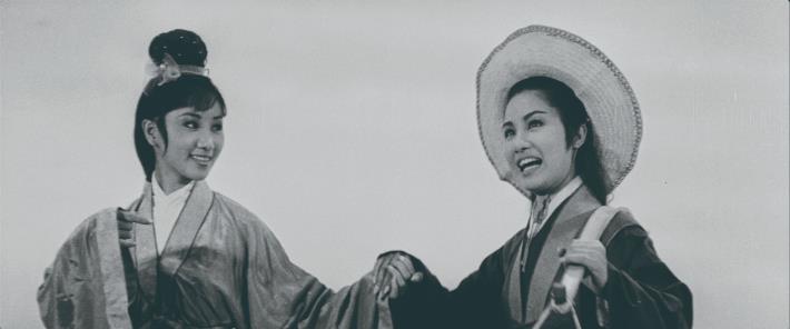 1969年，楊麗花出任台視歌仔戲團團長，同年有六部電影上映，其中《賣油郎》與電王晴美搭檔主演，配樂捨鑼鼓陣、以國樂團為主調，唱曲多由名作曲家曾仲影製作。（國家電影及視聽文化中心提供）