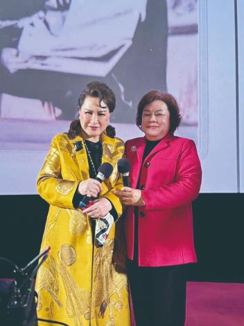 資深花迷洪鳳秀與楊麗花的合照，一路從少女到當了媽媽。（洪鳳秀提供）