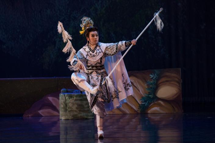 江怡璇出飾楊文廣，在《鼓鳴系列——擂鼓、探鼓、火燒敵營》大秀精彩武戲。
