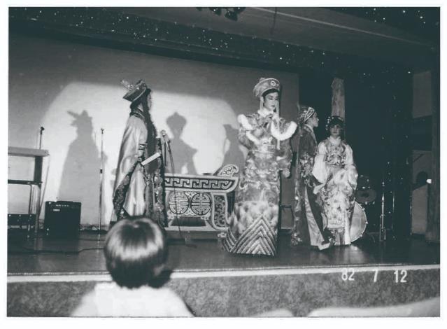 1982年於鳳山鳳冠百貨附設戲院演出，此為1960年代內臺沉寂後、精緻劇場崛起前少見的內臺歌仔戲演出。（新協興歌劇團提供）