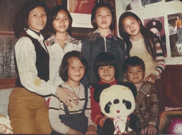 新協興歌劇團六姊妹自小感情融洽，也成為臺上絕佳默契的來源。左起依序為大姊、二姊、三姊、四姊；前排坐者為五姊、六姊、七弟（南部知名武場樂師陳申南）。（新協興歌劇團提供）