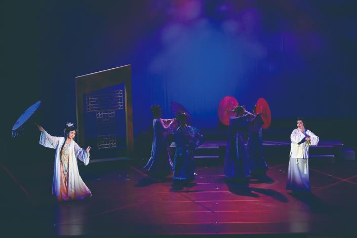 《斷香引》在迷魂香的設計中牽引出戲曲的內蘊，是一部屬於傳統與現代、記憶與未來交織的作品，也回應當代觀眾對劇場藝術「感官與情感並重」的期待。（黃芷頤攝／新協興歌劇團提供）