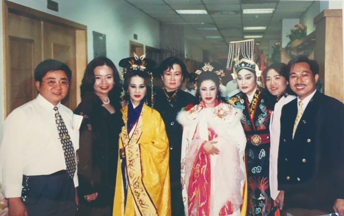 2000年鳳山國父紀念館首演《王昭君》與來賓合影。中間白衣者為飾演王昭君的米雪。（新協興歌劇團提供）