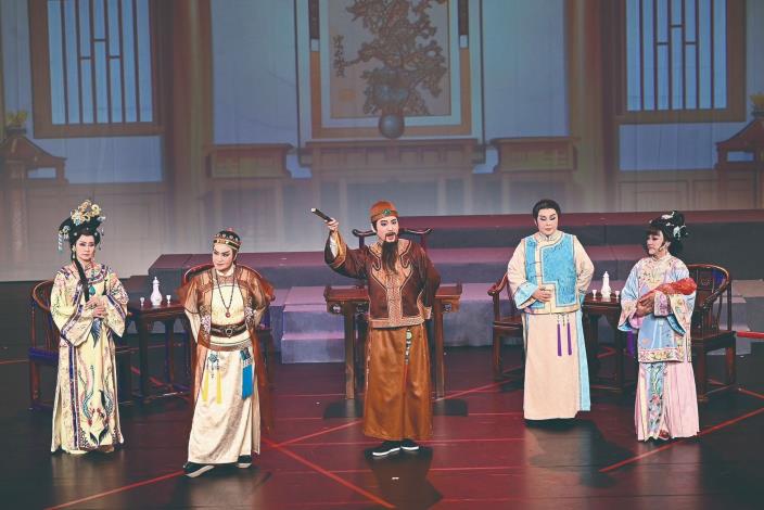 鑼鼓一響，好戲上場。新協興歌劇團以《斷香引》參與國立傳統藝術中心《2025拚台普拉斯》歌仔戲大捙拚，姊妹同臺飆戲，讓粉絲過足戲癮。（黃芷頤攝／新協興歌劇團提供）