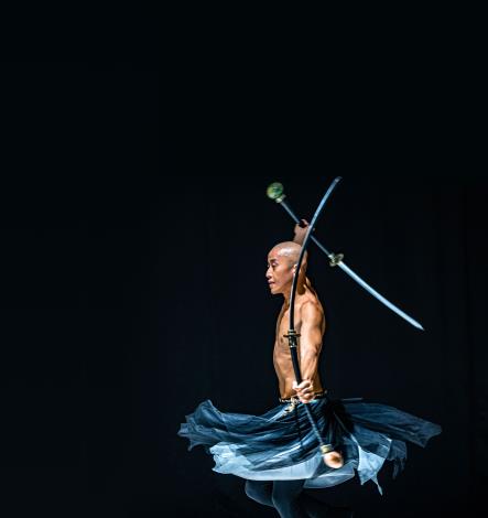 蔡宏毅自十八歲那年起苦練火舞，如今已然擁有絕美表演姿態。