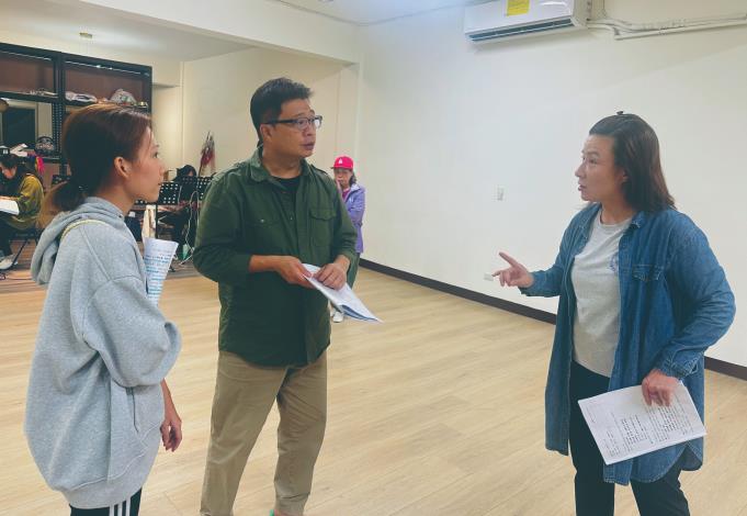 孫富叡(左2）不斷探討《雙身》劇本內涵。（一心戲劇團提供）