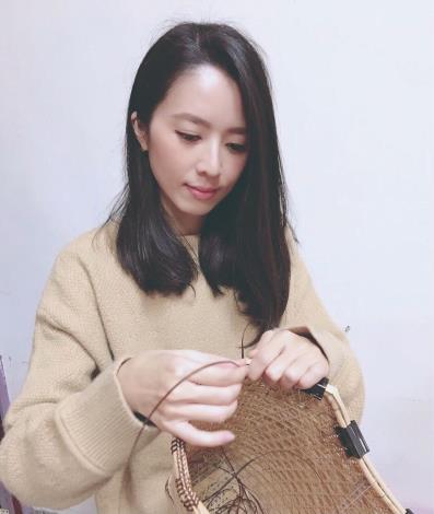 楊雅雪透過細膩的指尖律動，賦予竹籐編當代生命力。（楊雅雪提供）